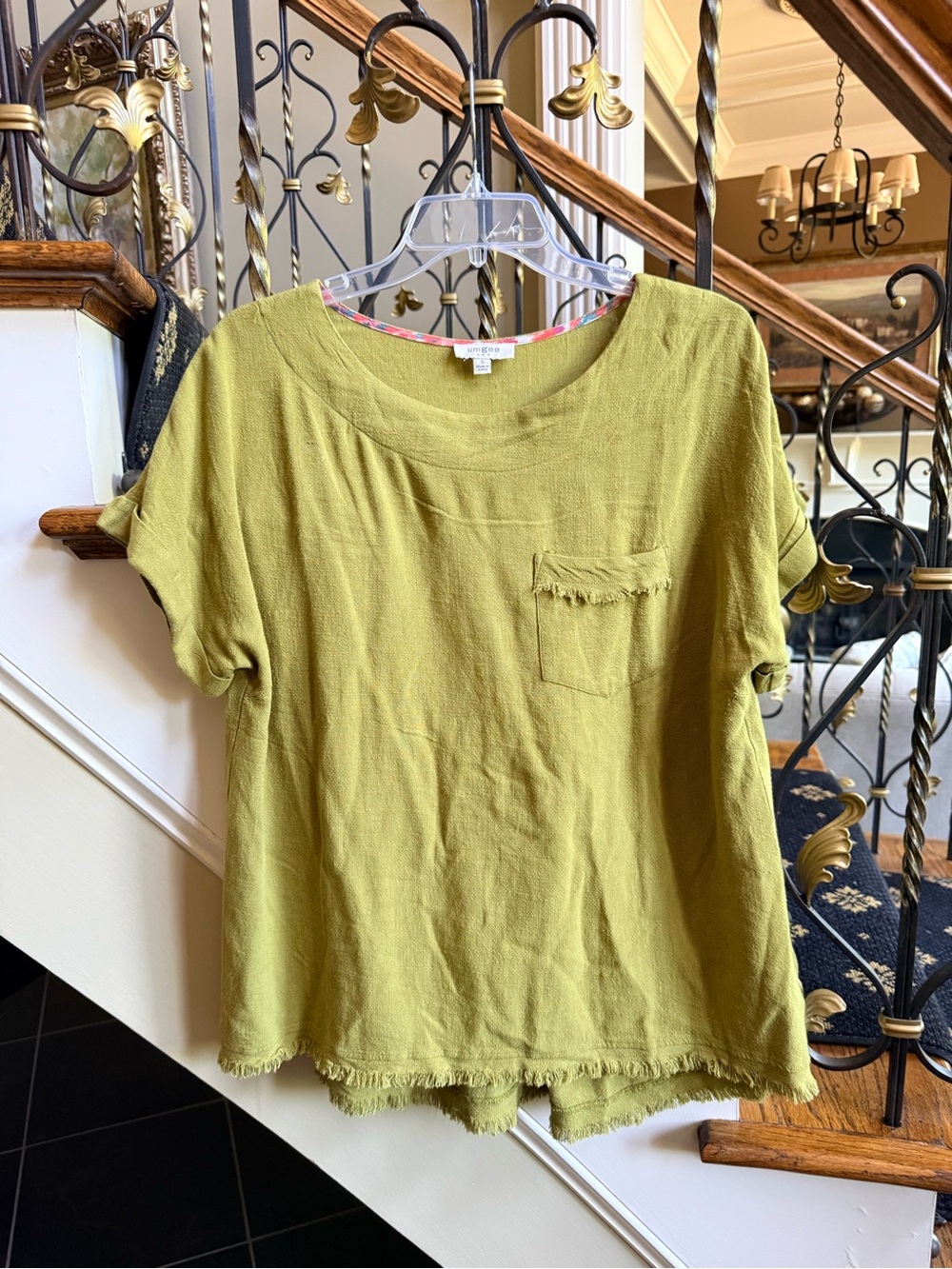Umgee Linen/cotton top. Front pocket. Fringed bottom . EUC S 19” pit pit
